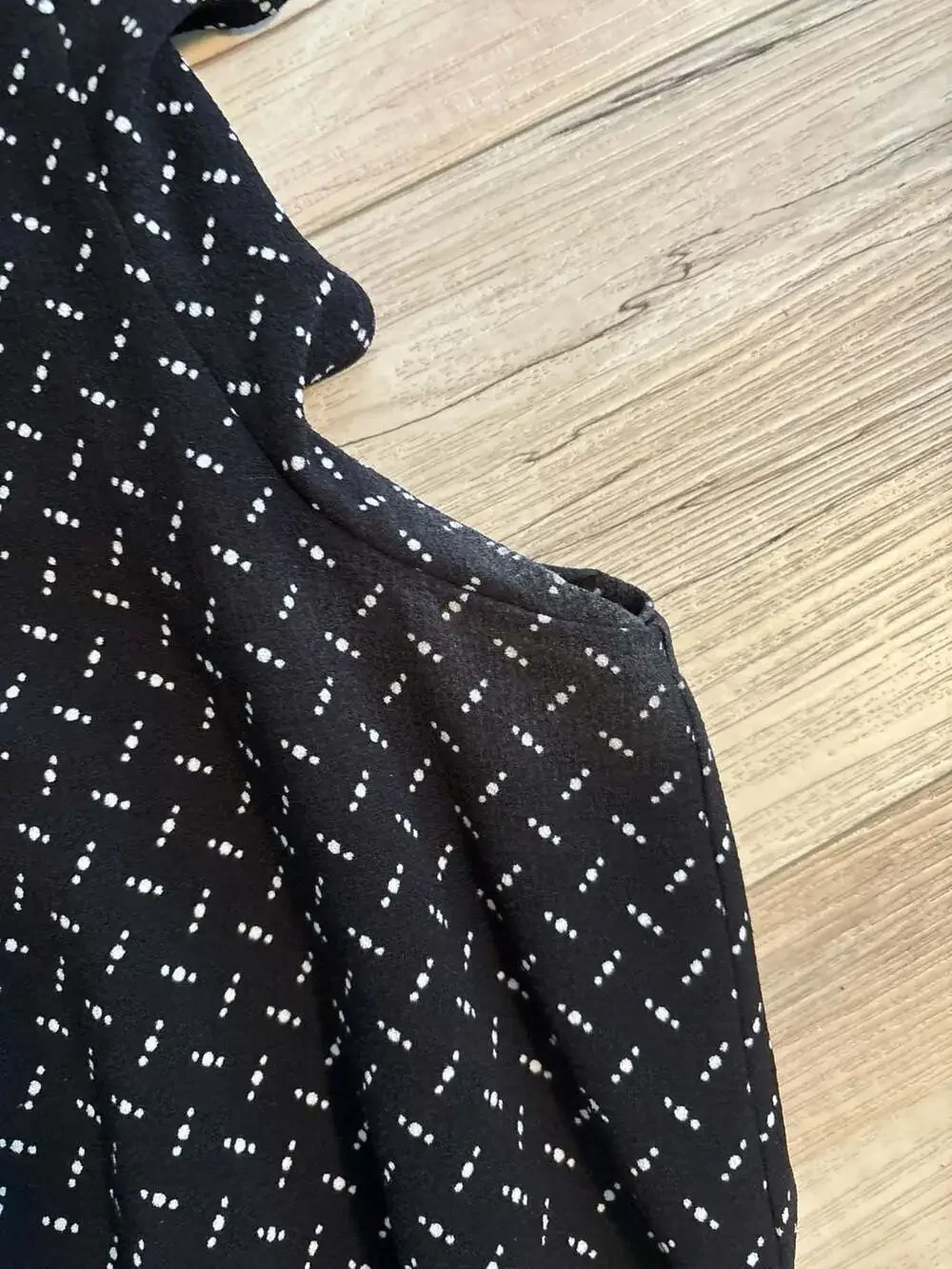 Ann Taylor Factory Black Dotted V-Neck Flutter Sleeve Tie-Waist Dress Size M - Picture 4 of 7